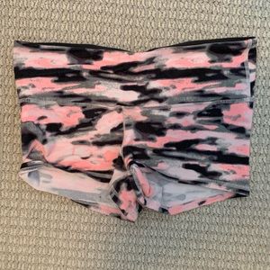 Lulu shorts! Literally the cutest color. Size 4